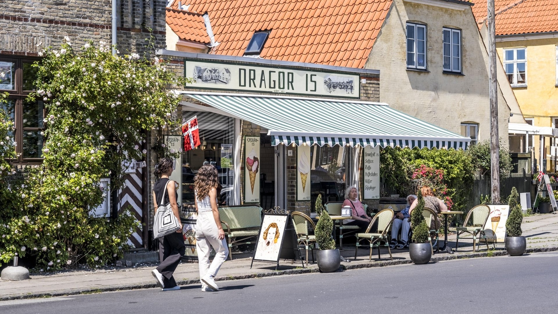 To kvinder går foran Dragør Is