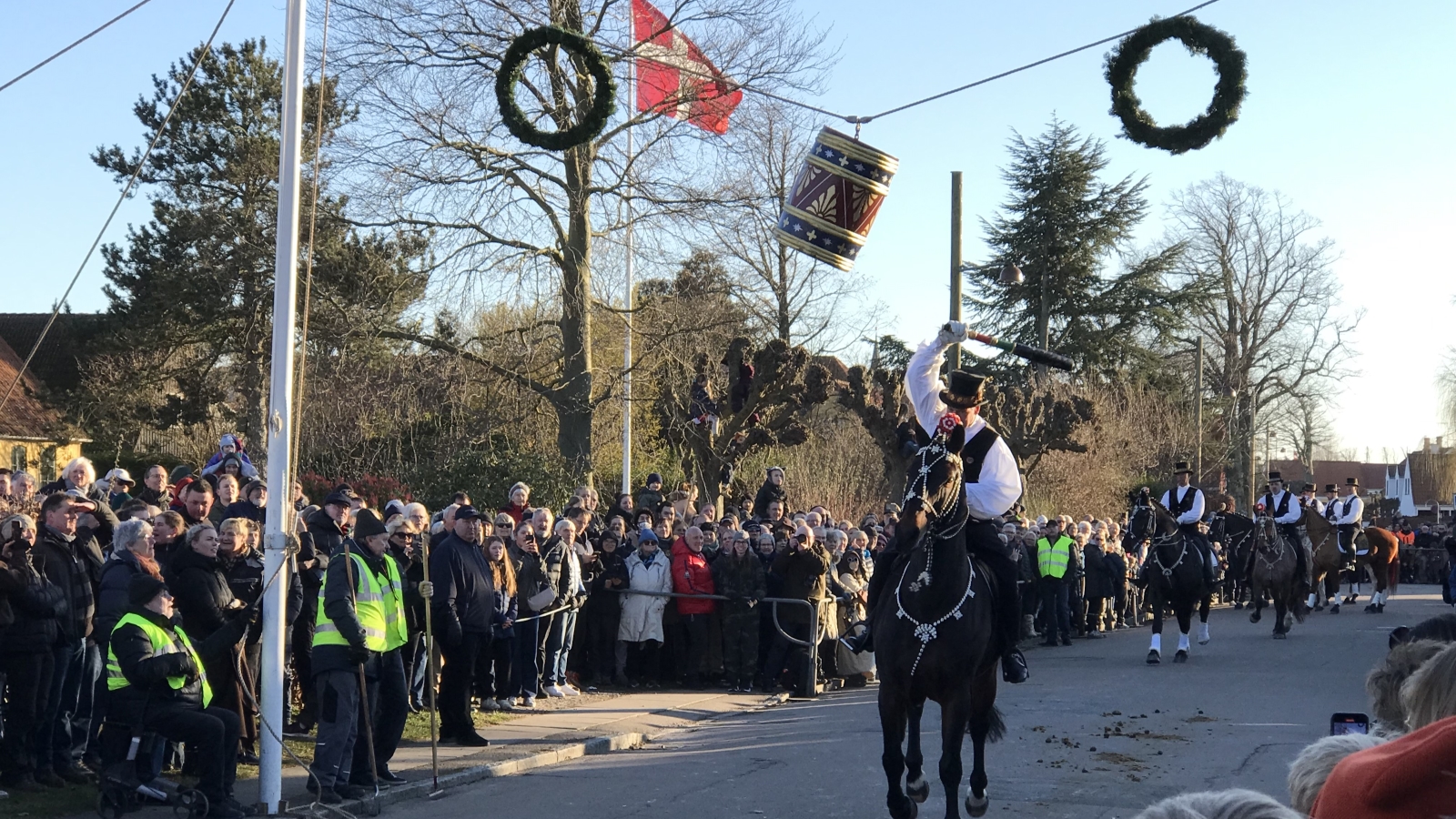 Rytter slår katten af tønden til hest