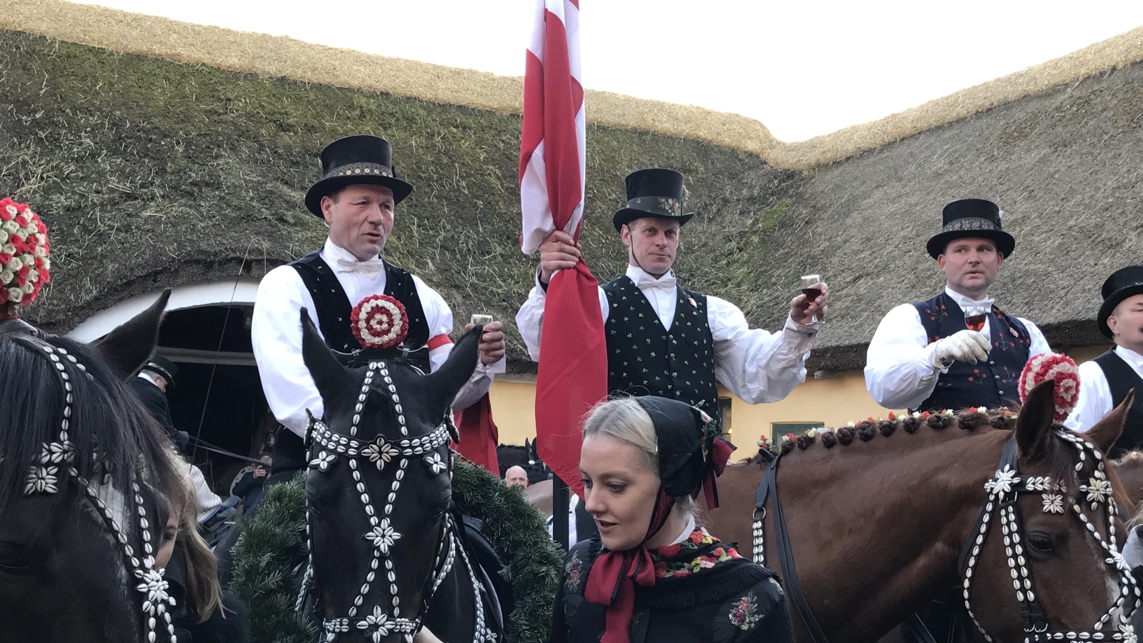 Fastelavnsryttere skåler