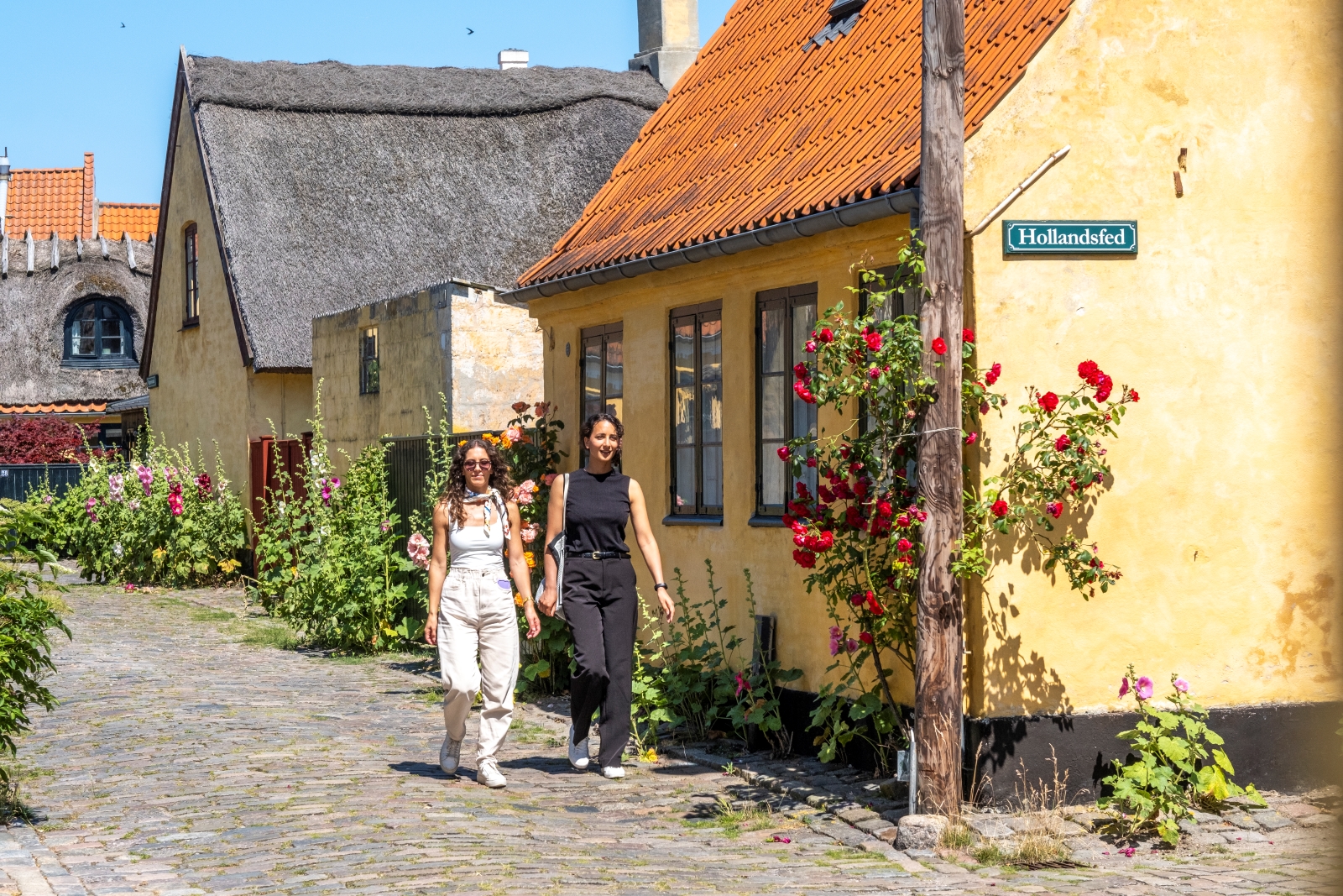 To kvinder går i Dragør Gamle By