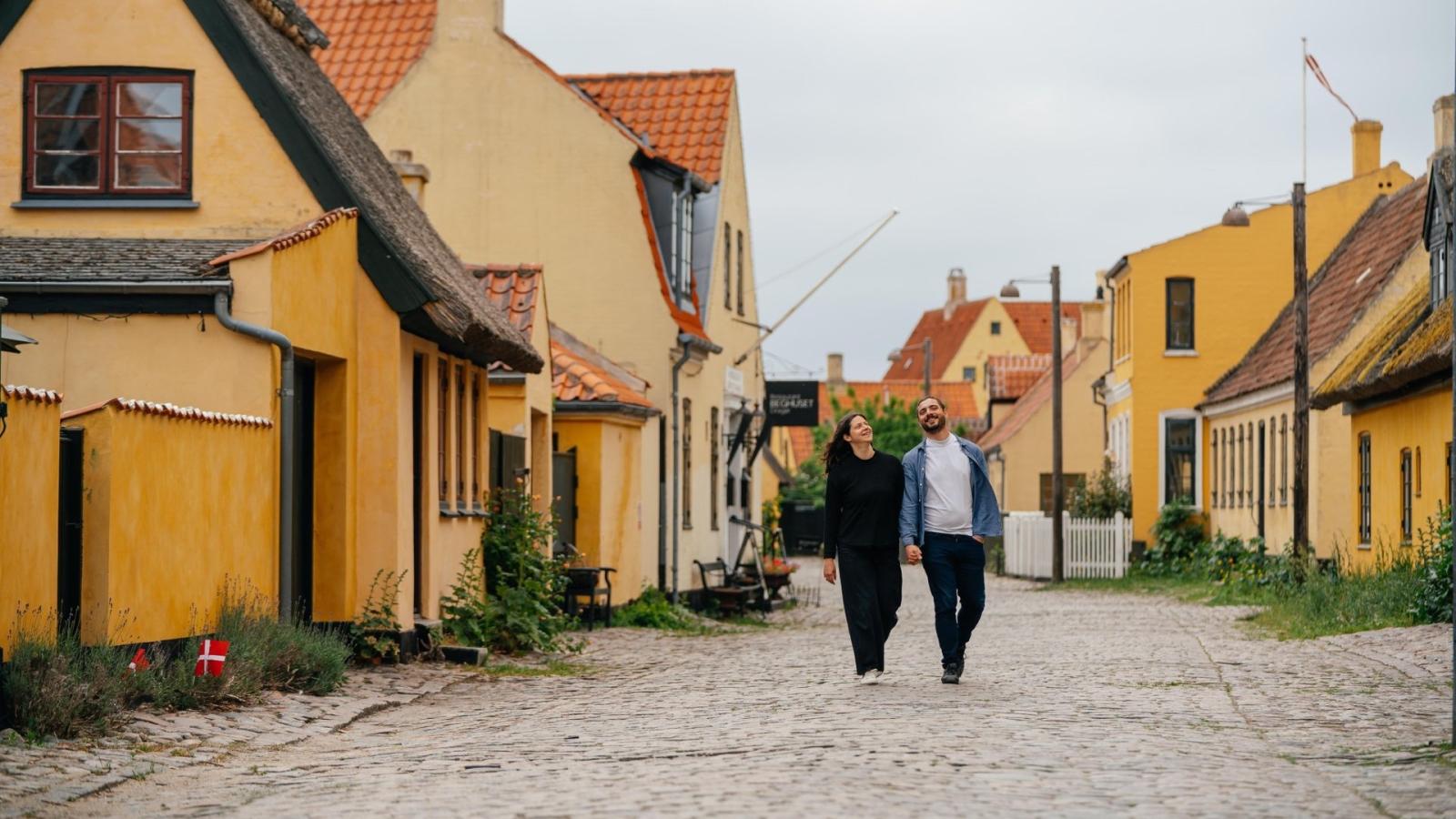 Par går i Dragør Gamle By