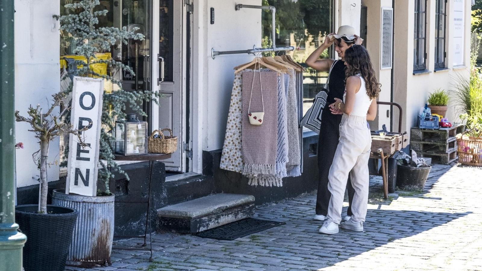 To kvinder står og shopper